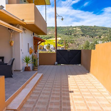 Countryhouse Villa With Pool & Private Parking 伊拉克利翁 外观 照片