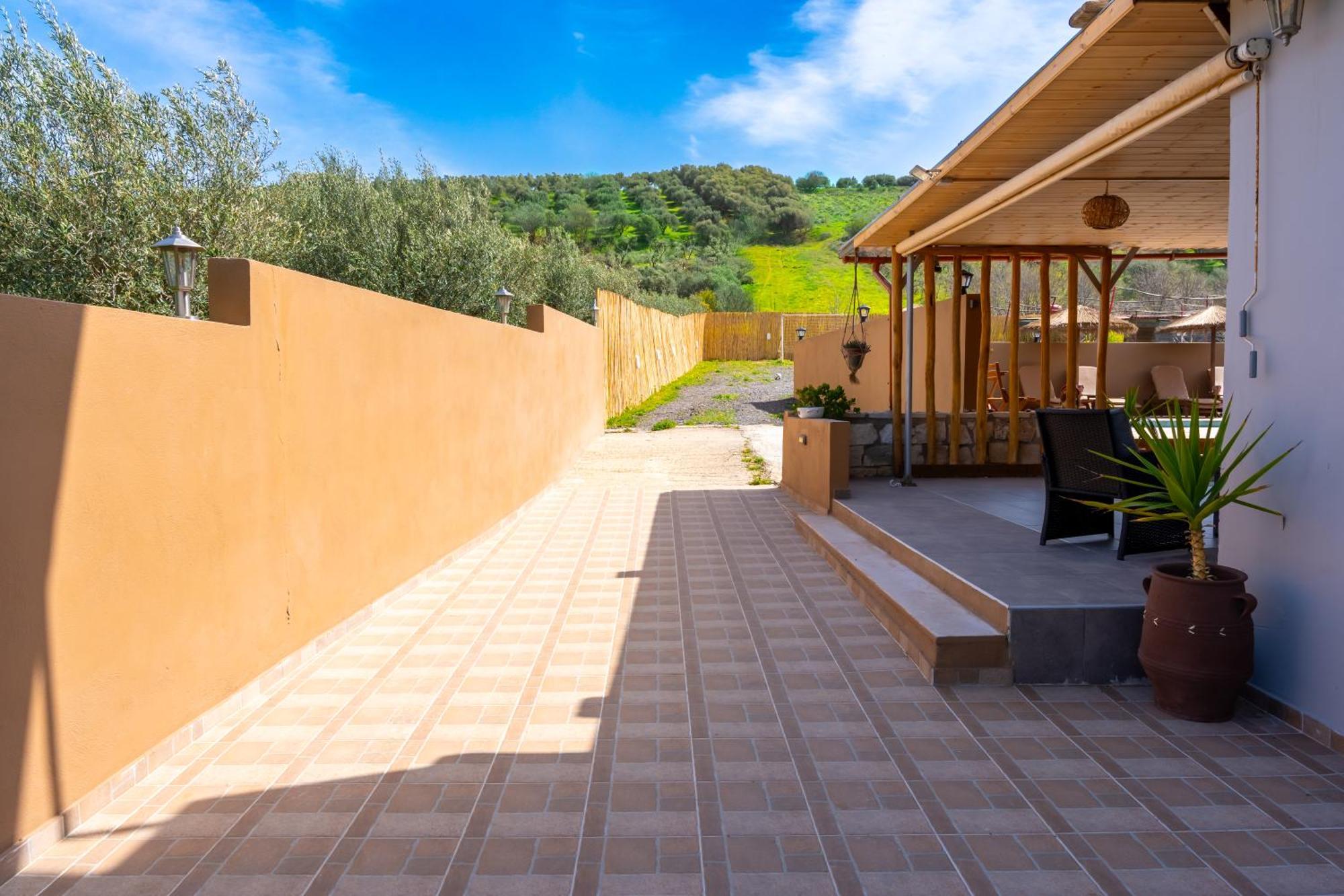 Countryhouse Villa With Pool & Private Parking 伊拉克利翁 外观 照片